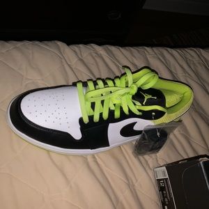 Jordan 1 low Black Cyber